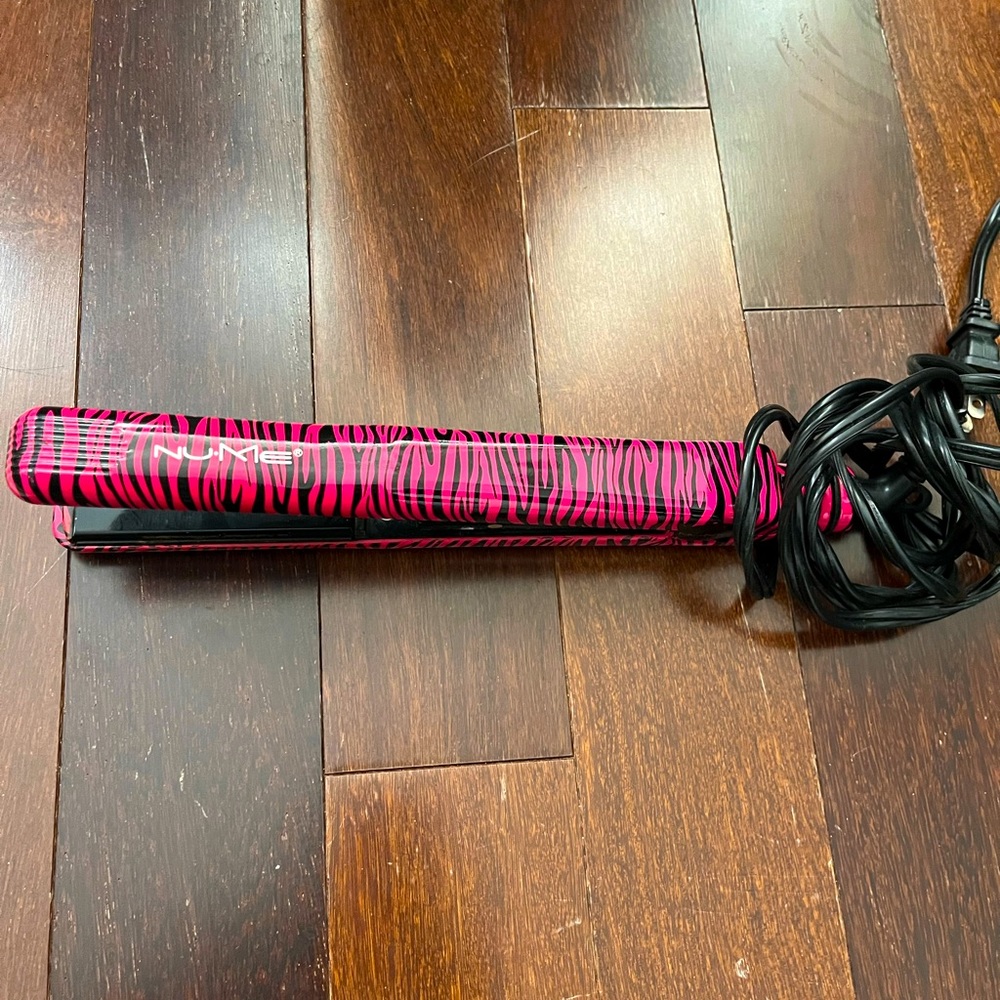 NuMe flat iron